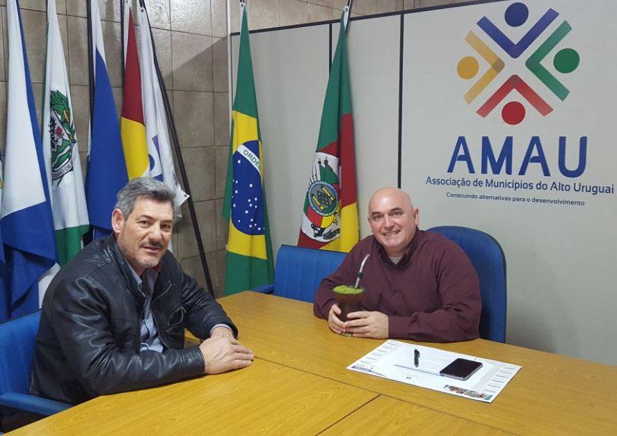 Você está visualizando atualmente Presidente da AMAU recebe coordenador da Agricultura