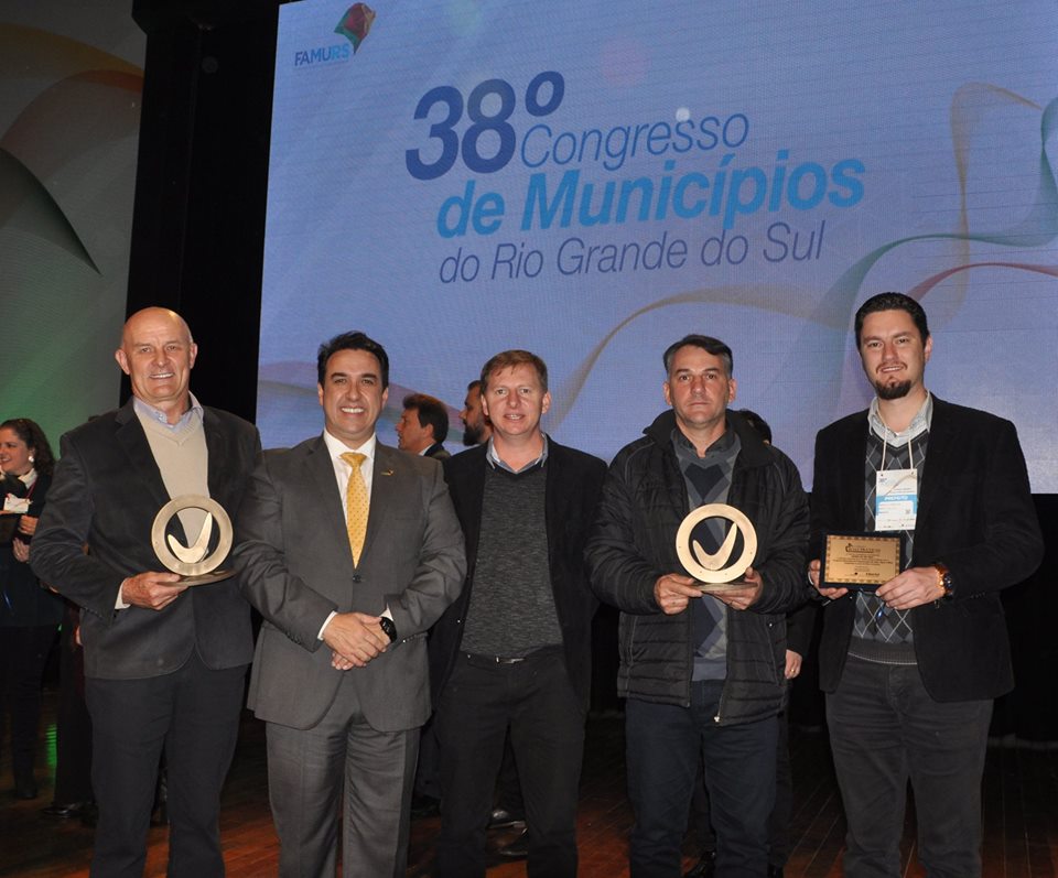 Você está visualizando atualmente Municípios da AMAU são premiados em Porto Alegre