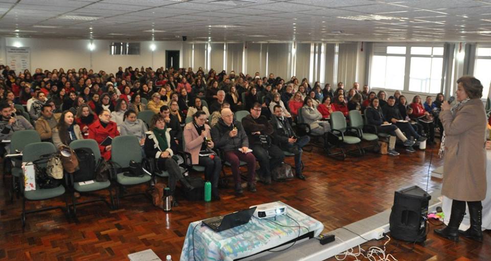 Você está visualizando atualmente BASE NACIONAL CURRICULAR É TEMA DE CAPACITAÇÃO PARA PROFISSIONAIS DA EDUCAÇÃO