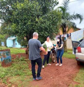 Leia mais sobre o artigo FAMÍLIAS RECEBEM ALIMENTOS DOADOS NAS FEIRAS DO PRODUTOR