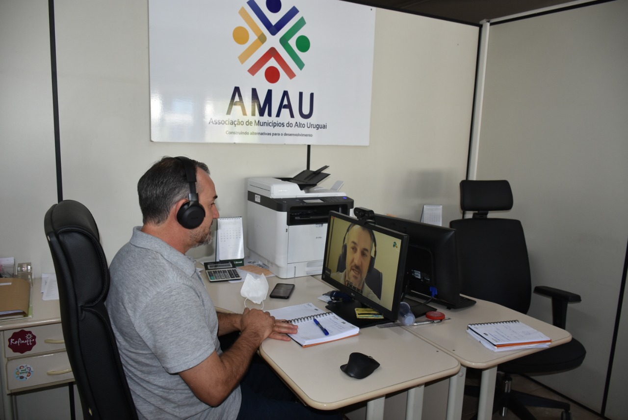Você está visualizando atualmente Presidente da AMAU participa da abertura da formação de gestores municipais da Rede Bem Cuidar RS