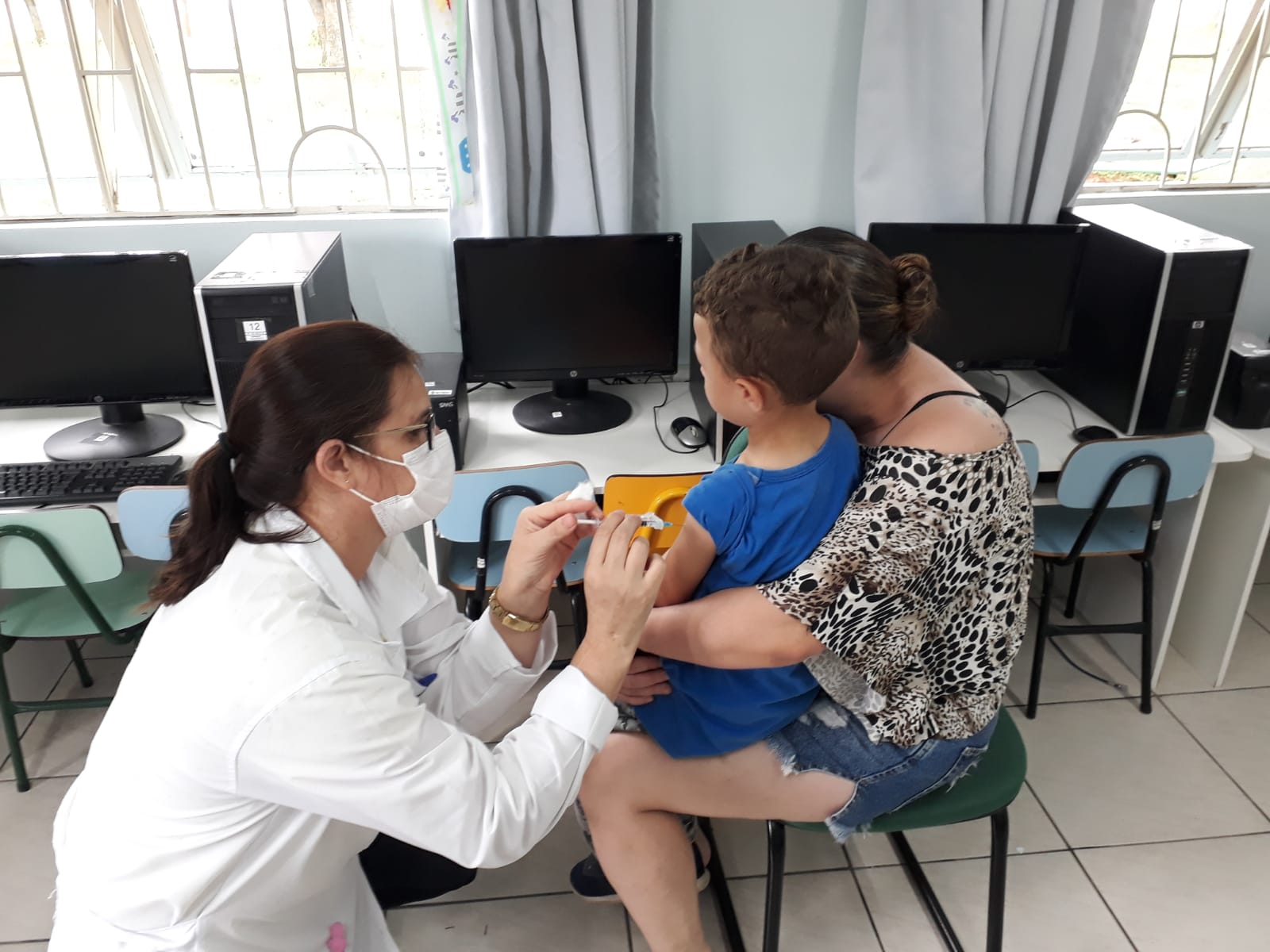 Leia mais sobre o artigo PREFEITURA VACINA CERCA DE 500 CRIANÇAS DIRETAMENTE NAS ESCOLAS