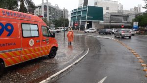 Leia mais sobre o artigo DEFESA CIVIL E FORÇA VOLUNTÁRIA FAZEM 15 ATENDIMENTOS DEPOIS DA FORTE CHUVA DE HOJE