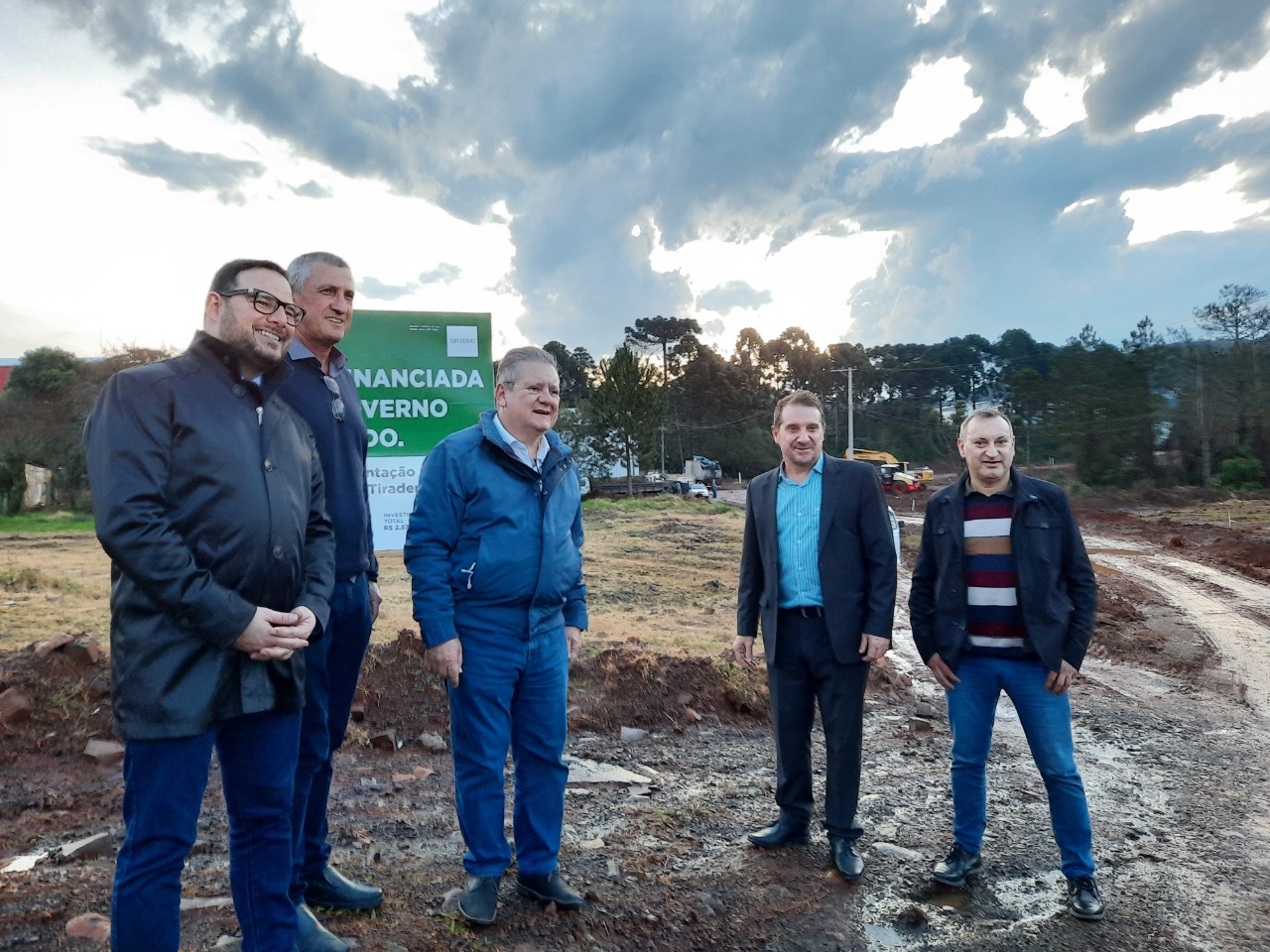 Você está visualizando atualmente INICIAM OBRAS NA AVENIDA TIRADENTES QUE IRÃO INTERLIGAR BAIRROS CRISTAL, ZIMMER E ESPERANÇA