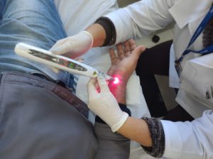 Leia mais sobre o artigo AMBULATÓRIO DE FERIDAS CRÔNICAS ADQUIRE NOVO APARELHO A LASER PARA TRATAMENTO DE PACIENTES