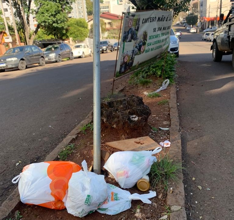 Você está visualizando atualmente SECRETARIA DE MEIO AMBIENTE REFORÇA QUE CANTEIRO CENTRAL NÃO É LIXEIRA