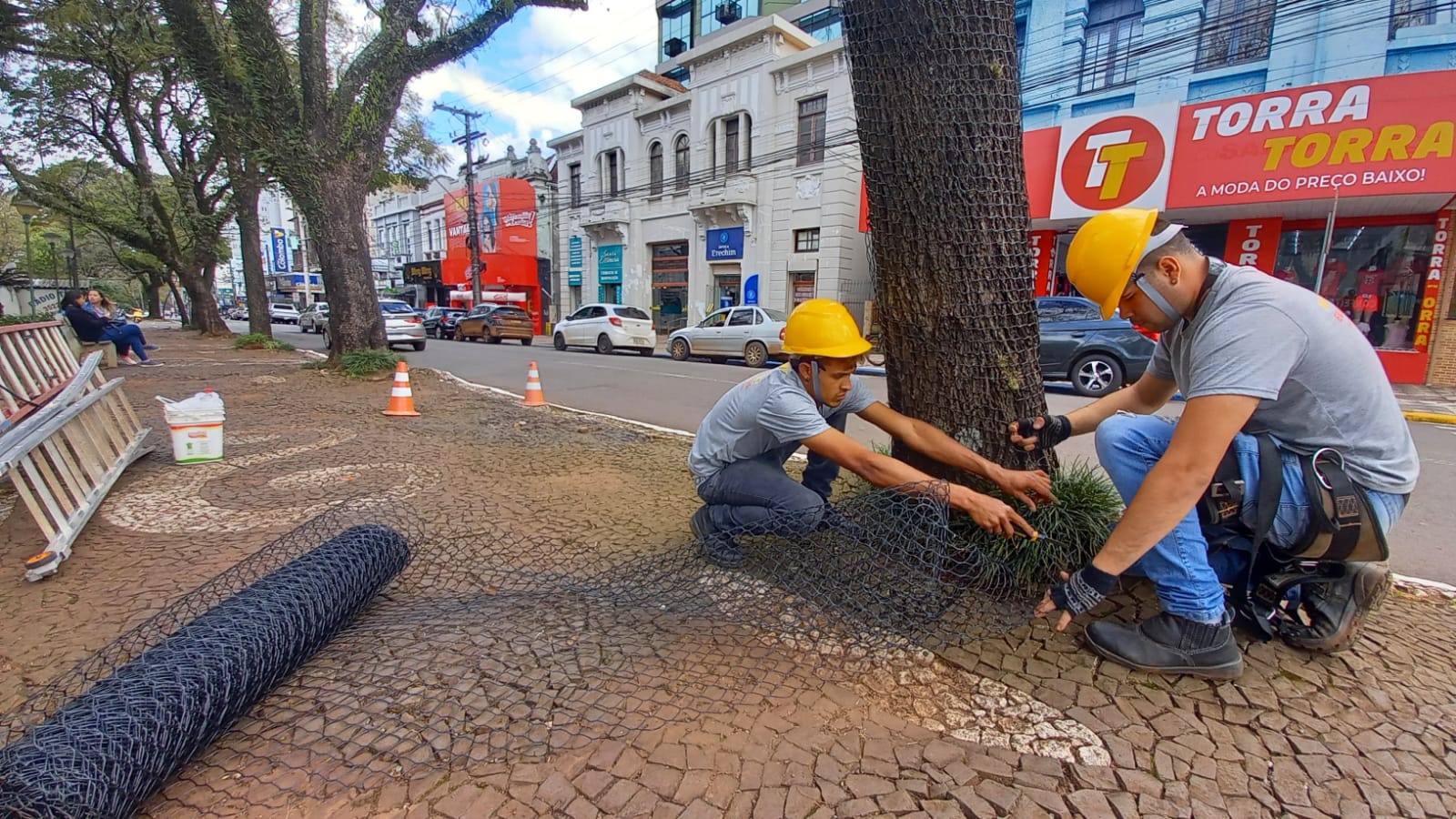 Você está visualizando atualmente LUZES DE NATAL COMEÇAM A SER INSTALADAS EM ERECHIM