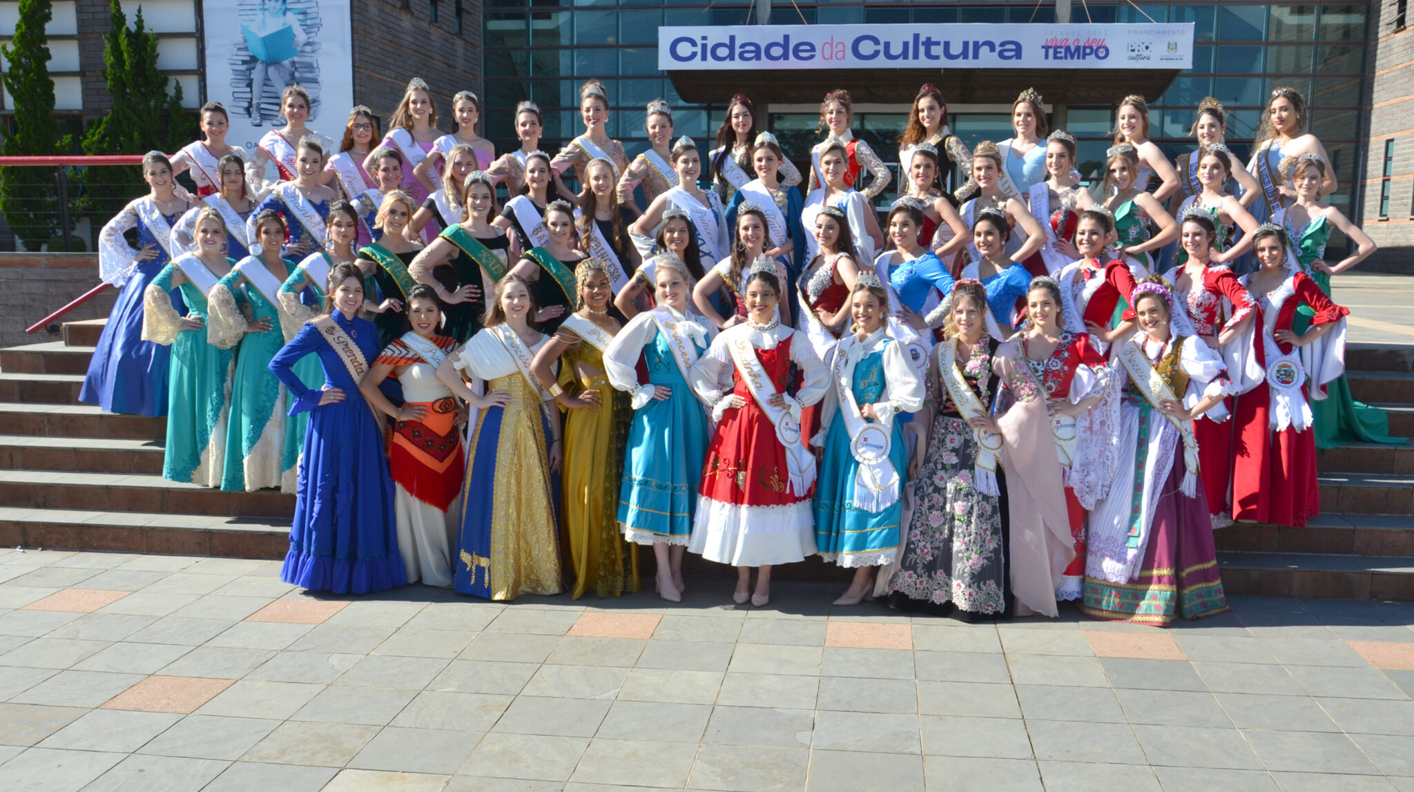 Você está visualizando atualmente Rainhas e princesas de 17 municípios da região da AMAU participam de encontro na Frinape 2022