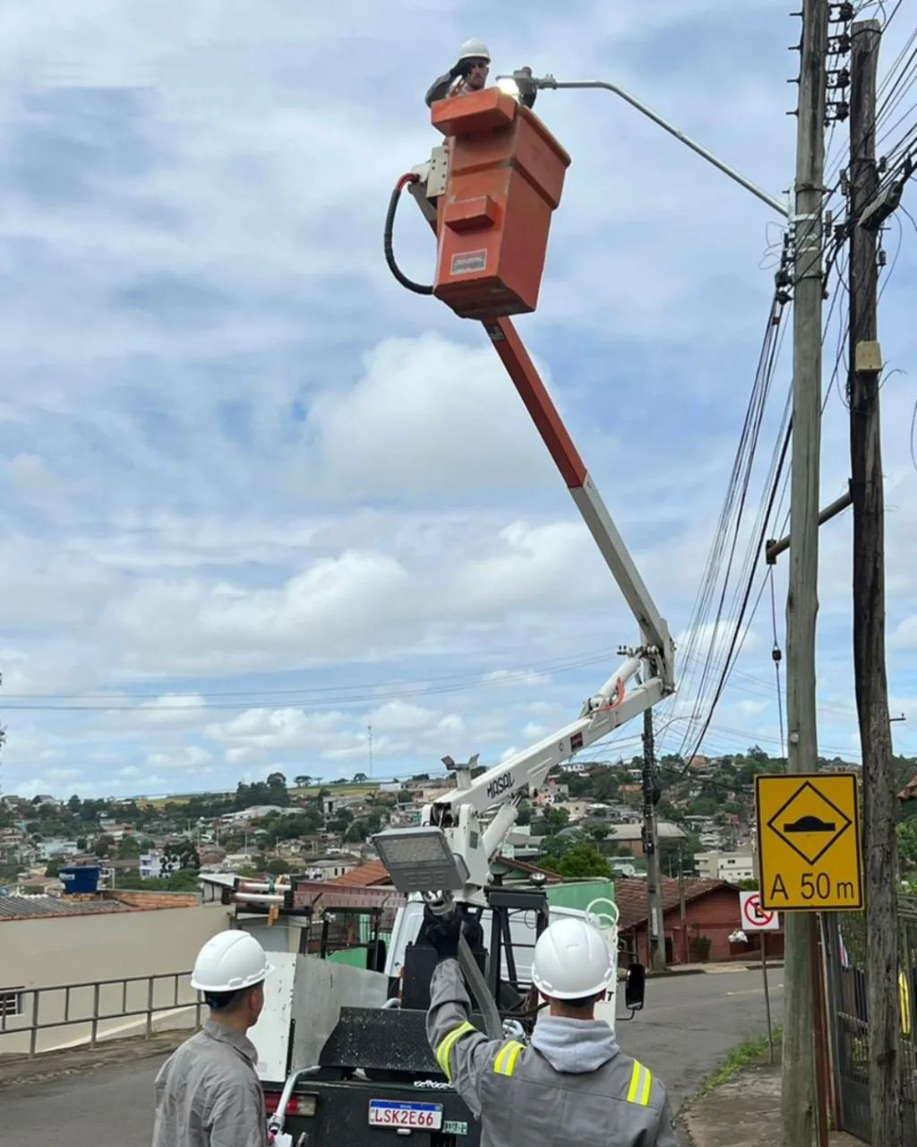 Você está visualizando atualmente BAIRRO PRESIDENTE VARGAS: INICIA 3ª ETAPA DE INSTALAÇÃO DAS LÂMPADAS DE LED