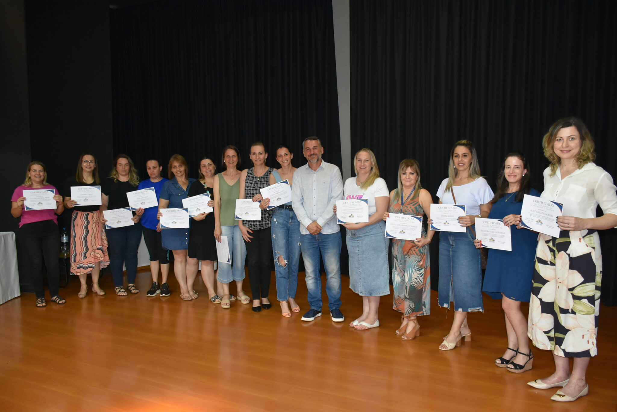 Você está visualizando atualmente Formada a primeira turma da  Escola AMAU de Educação e Gestão