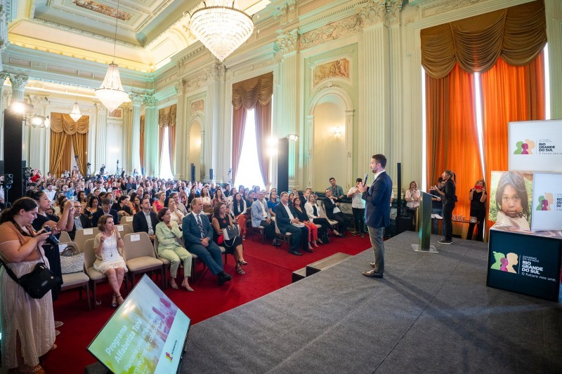 Você está visualizando atualmente Gestores de Educação da AMAU presentes no lançamento do Alfabetiza Tchê