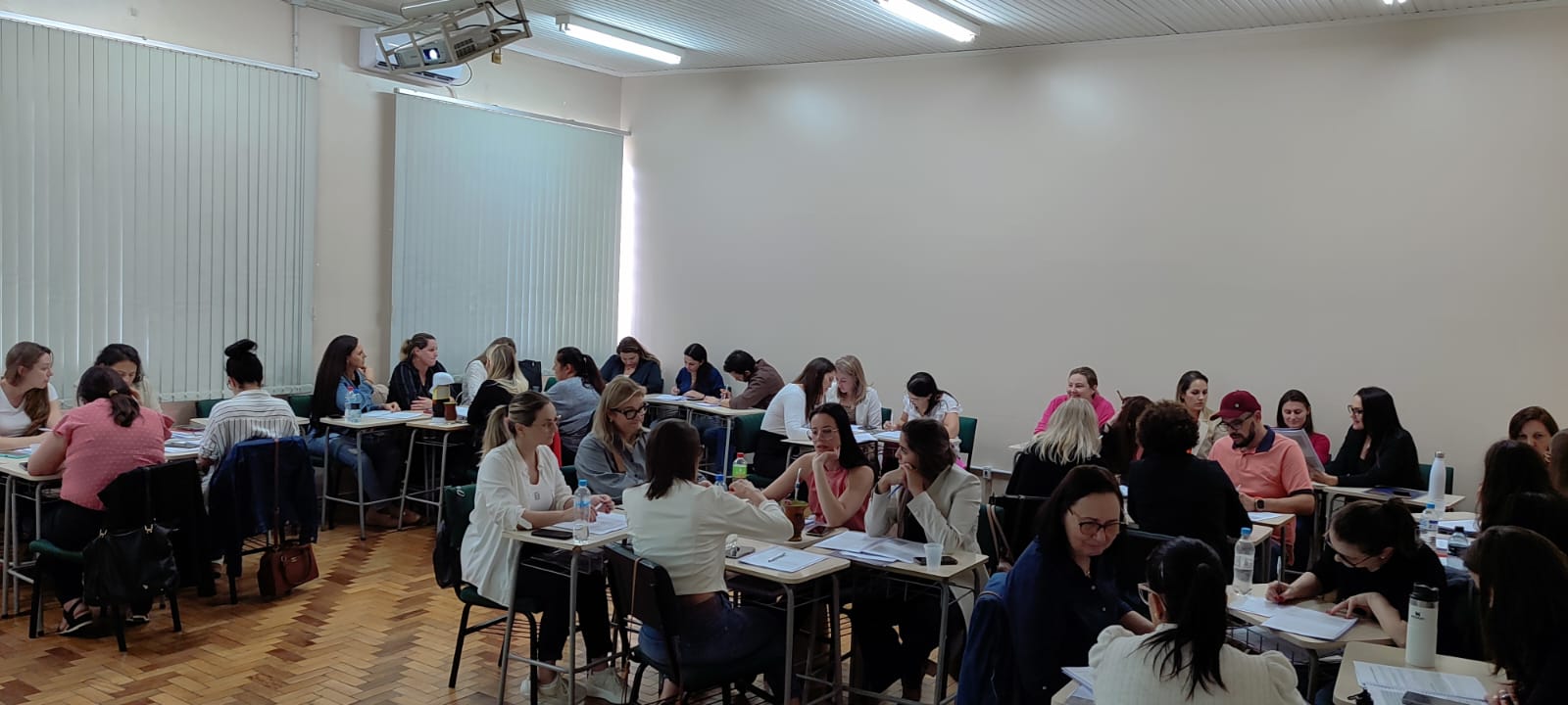 No momento, você está visualizando Curso de Capacitação em Trabalho Social com Famílias e Comunidades é ofertado pela Escola AMAU em parceria com a Escola FAMURS