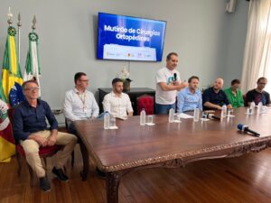 Leia mais sobre o artigo Presidente da AMAU destaca união regional e avanços na saúde durante anúncio de mutirão de cirurgias ortopédicas