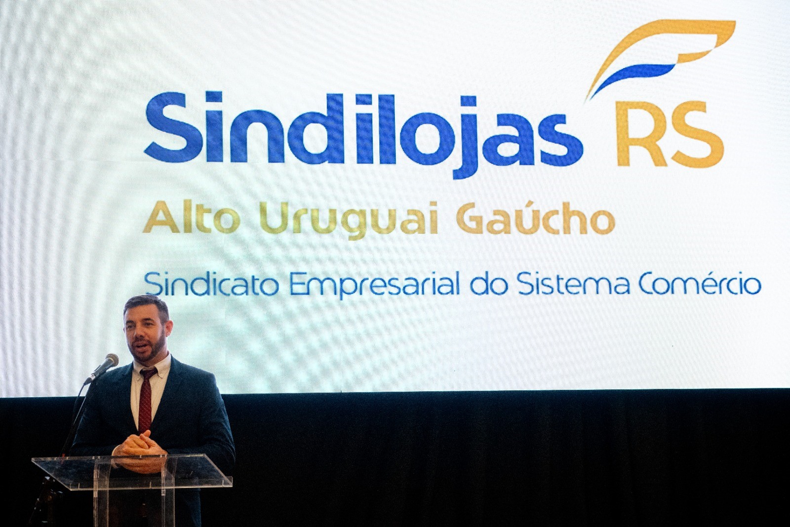 No momento, você está visualizando Presidente da AMAU destaca união regional e desafios do comércio durante posse do Sindilojas